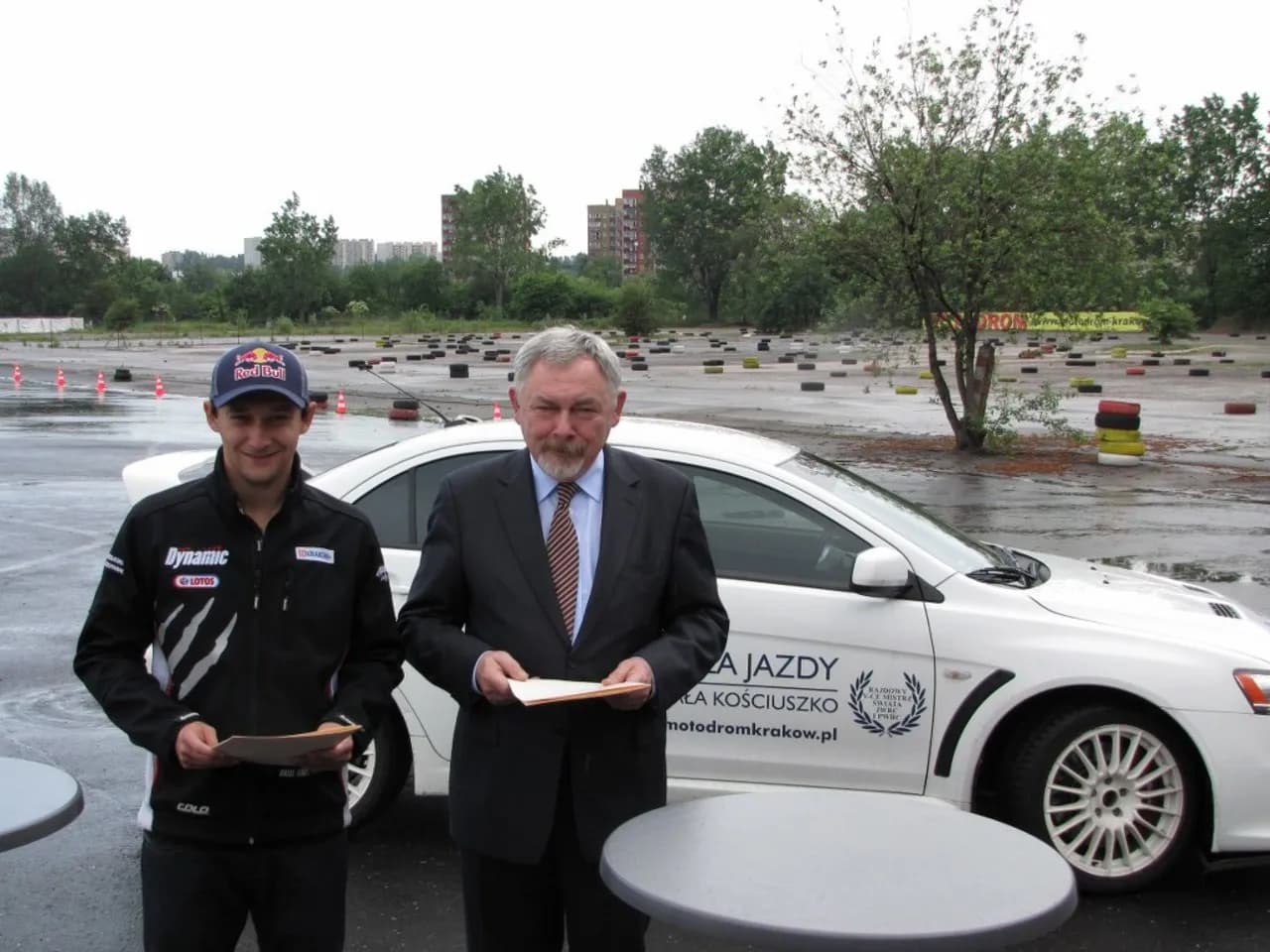 Kto jest polskim kierowcą rajdowym reklamującym markę mubi pl? Kto jest polskim kierowcą rajdowym reklamującym markę mubi pl?