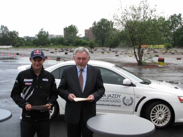 Kto jest polskim kierowcą rajdowym reklamującym markę mubi pl? Kto jest polskim kierowcą rajdowym reklamującym markę mubi pl?