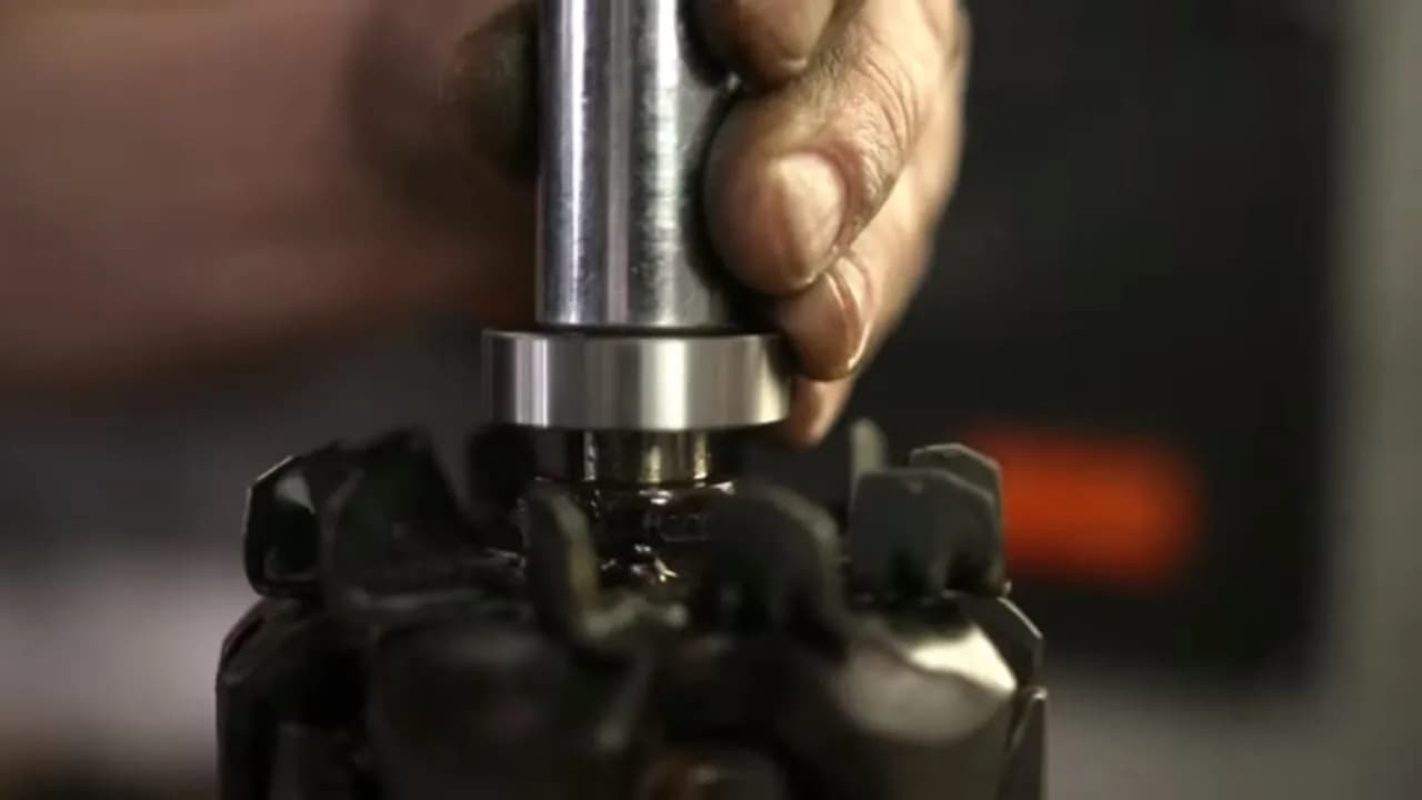 Jak wymienić regulator napięcia w alternatorze – krok po kroku bez błędów Jak wymienić regulator napięcia w alternatorze – krok po kroku bez błędów
