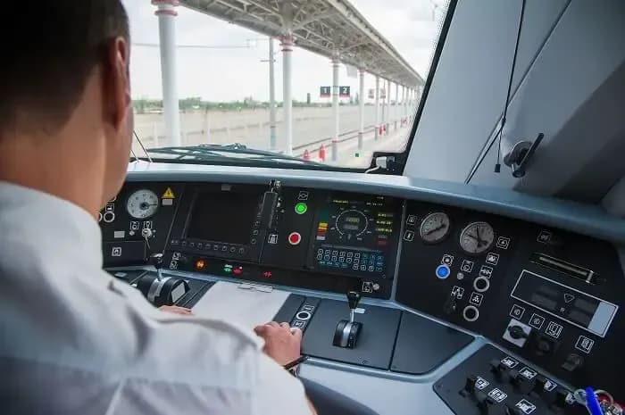 Ile zarabia kierowca pociągu w Polsce? Szczegóły o wynagrodzeniu i dodatkach Ile zarabia kierowca pociągu w Polsce? Szczegóły o wynagrodzeniu i dodatkach