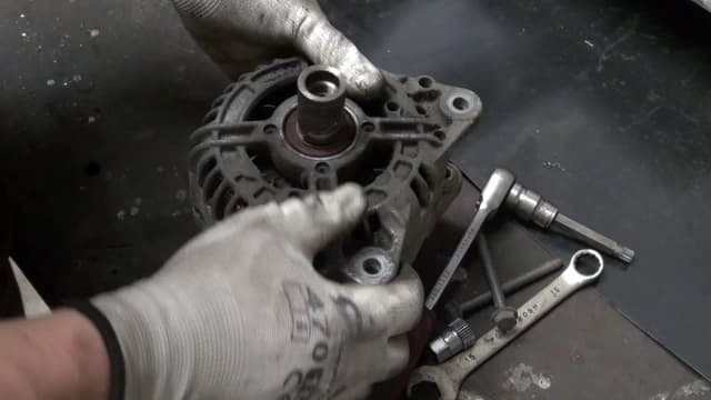 Jak odkręcić sprzęgło alternatora bez klucza - proste sposoby na DIY Jak odkręcić sprzęgło alternatora bez klucza - proste sposoby na DIY