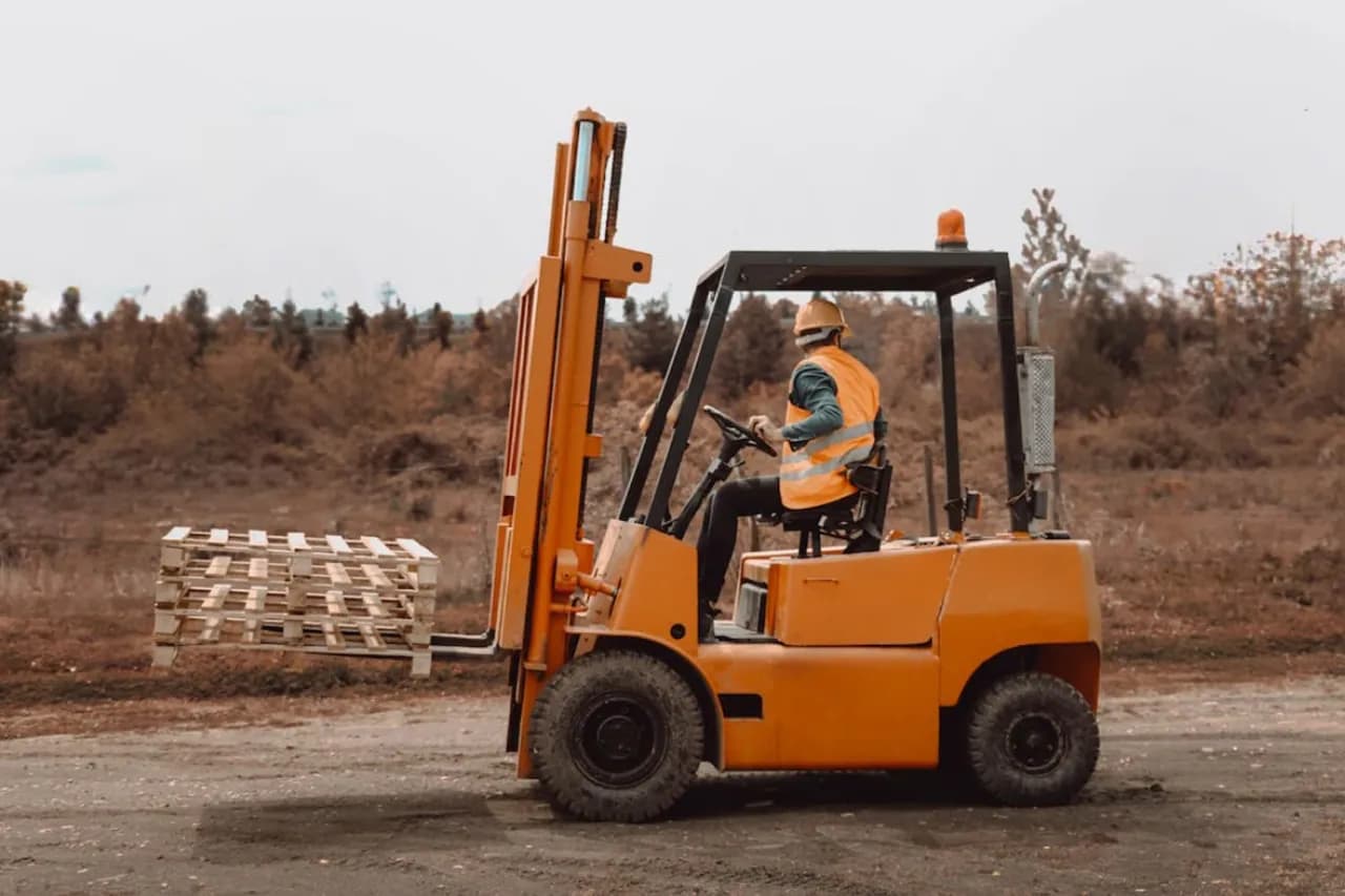 Ile zarabia kierowca wózka widłowego? Zaskakujące różnice w Polsce i za granicą Ile zarabia kierowca wózka widłowego? Zaskakujące różnice w Polsce i za granicą