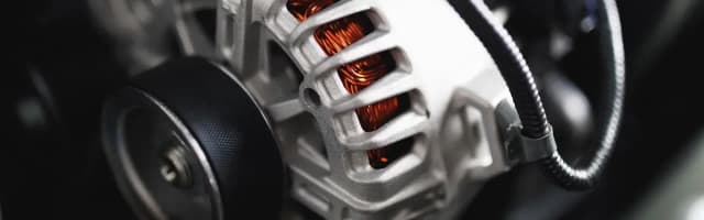 Objawy uszkodzenia regulatora napięcia alternatora – jak uniknąć awarii samochodu? Objawy uszkodzenia regulatora napięcia alternatora – jak uniknąć awarii samochodu?