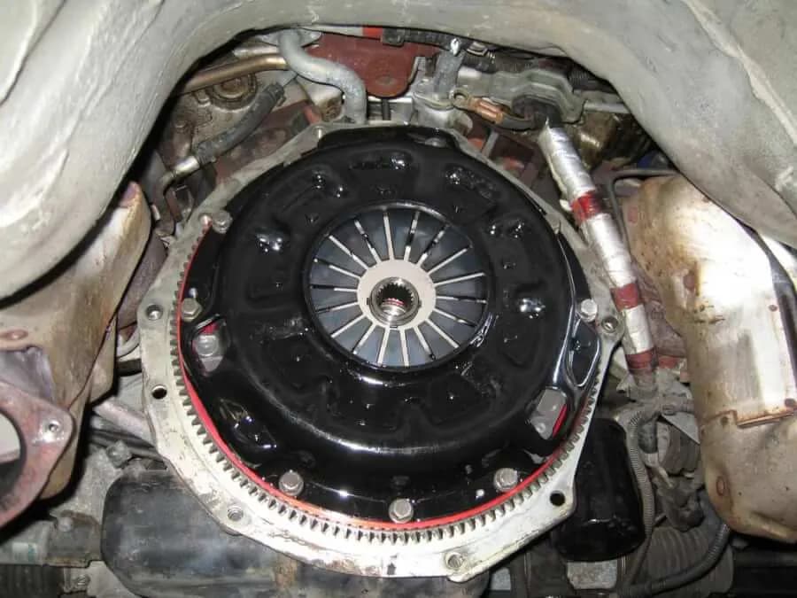 Jak śmierdzi spalone sprzęgło i co to oznacza dla twojego auta Jak śmierdzi spalone sprzęgło i co to oznacza dla twojego auta