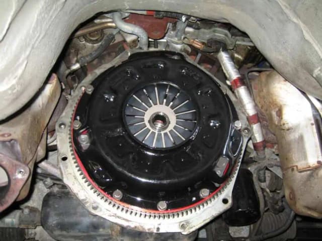 Jak śmierdzi spalone sprzęgło i co to oznacza dla twojego auta Jak śmierdzi spalone sprzęgło i co to oznacza dla twojego auta