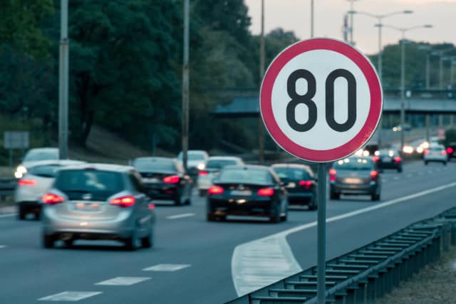 Autostrada co to? Poznaj kluczowe cechy i zasady ruchu drogowego Autostrada co to? Poznaj kluczowe cechy i zasady ruchu drogowego