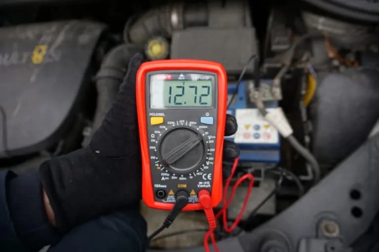Jak prawidłowo ustawić miernik i uniknąć błędów przy sprawdzaniu ładowania alternatora Jak prawidłowo ustawić miernik i uniknąć błędów przy sprawdzaniu ładowania alternatora