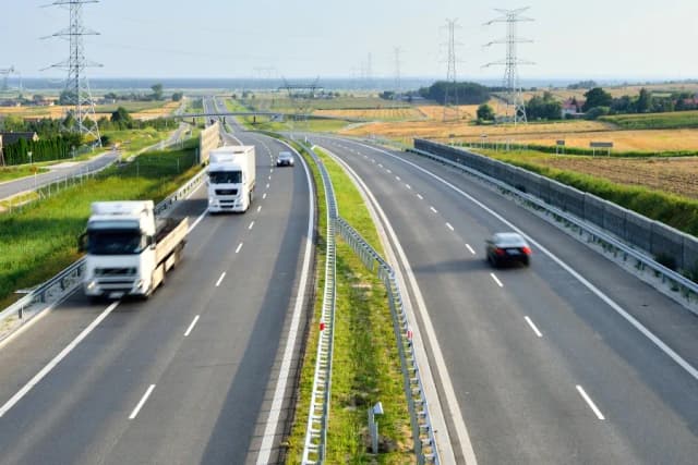 Ile może jechać tir na autostradzie? Maksymalne prędkości w Europie i zasady. Ile może jechać tir na autostradzie? Maksymalne prędkości w Europie i zasady.