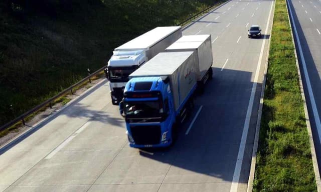 Czy ciężarówki mogą wyprzedzać na autostradzie? Sprawdź ważne przepisy i wyjątki Czy ciężarówki mogą wyprzedzać na autostradzie? Sprawdź ważne przepisy i wyjątki