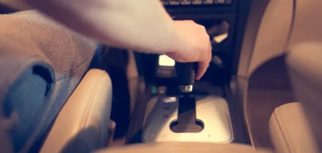 Czy młody kierowca może jeździć sam? Poznaj ważne przepisy i zasady Czy młody kierowca może jeździć sam? Poznaj ważne przepisy i zasady