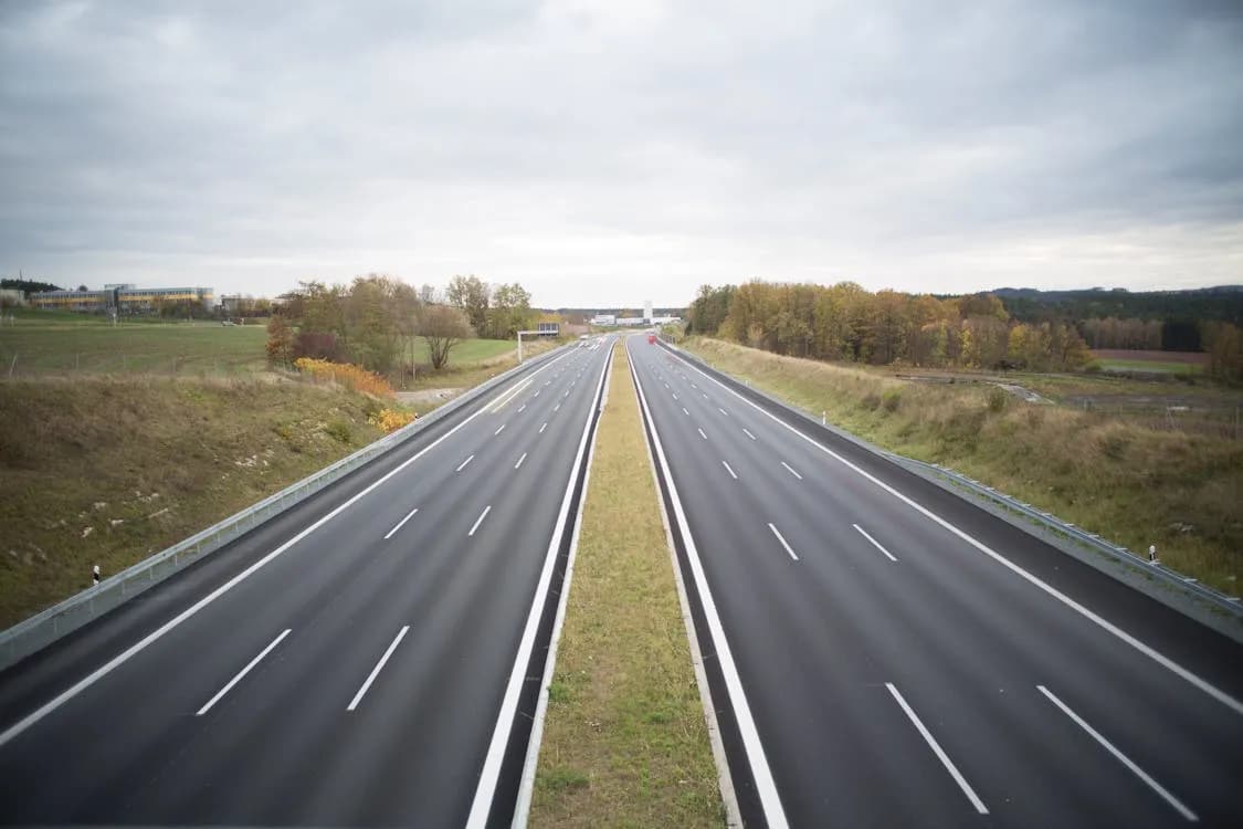 Dlaczego autostrady są płatne? Poznaj powody i różnice w opłatach Dlaczego autostrady są płatne? Poznaj powody i różnice w opłatach