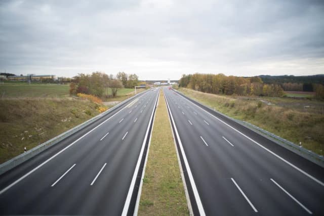Dlaczego autostrady są płatne? Poznaj powody i różnice w opłatach Dlaczego autostrady są płatne? Poznaj powody i różnice w opłatach