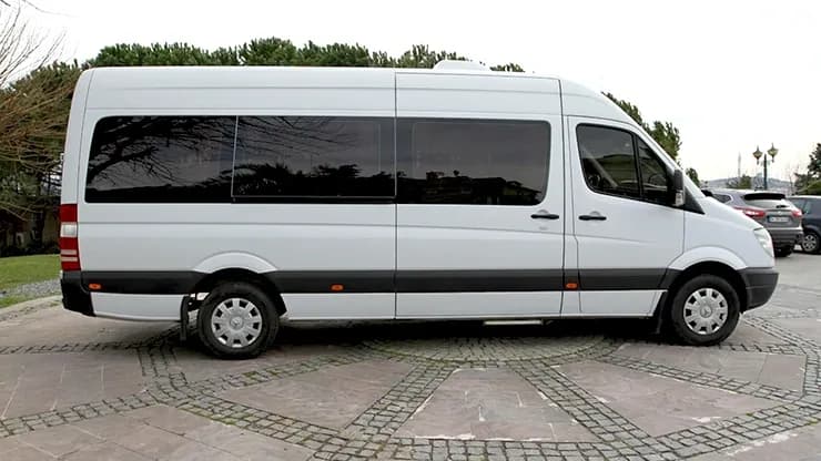 Ile kosztuje wynajem busa z kierowcą? Poznaj ukryte koszty i cenniki Ile kosztuje wynajem busa z kierowcą? Poznaj ukryte koszty i cenniki