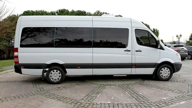 Ile kosztuje wynajem busa z kierowcą? Poznaj ukryte koszty i cenniki Ile kosztuje wynajem busa z kierowcą? Poznaj ukryte koszty i cenniki