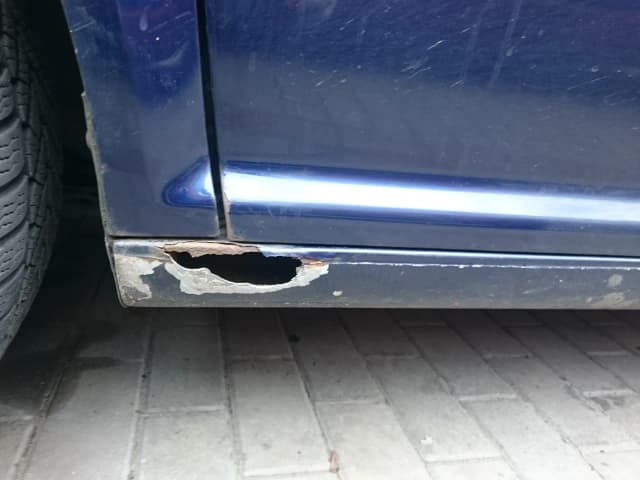Jak załatać dziurę w progu samochodu - uniknij kosztownych napraw Jak załatać dziurę w progu samochodu - uniknij kosztownych napraw