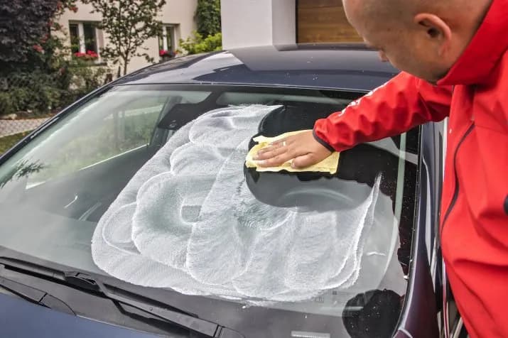 Jak usunąć rysy z szyby samochodowej - skuteczne metody i porady Jak usunąć rysy z szyby samochodowej - skuteczne metody i porady