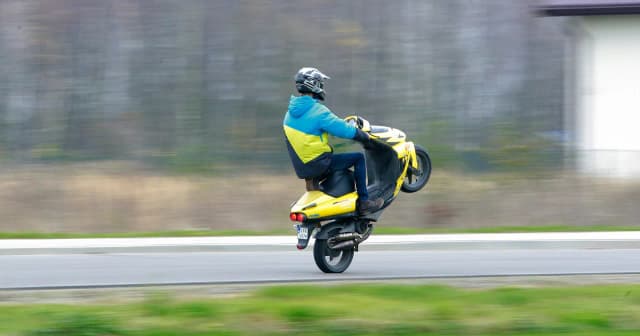 Czy skuterem można jeździć po autostradzie? Przepisy, zasady i konsekwencje Czy skuterem można jeździć po autostradzie? Przepisy, zasady i konsekwencje