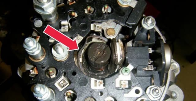 Jak skutecznie i bezpiecznie umyć alternator z oleju bez ryzyka uszkodzenia Jak skutecznie i bezpiecznie umyć alternator z oleju bez ryzyka uszkodzenia