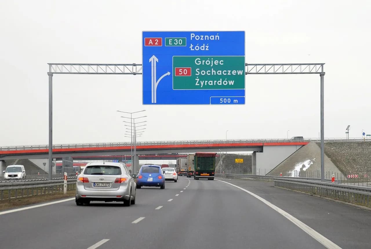 Minimalna prędkość na autostradzie w Polsce - co musisz wiedzieć, by nie dostać mandatu Minimalna prędkość na autostradzie w Polsce - co musisz wiedzieć, by nie dostać mandatu