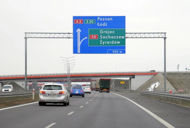Minimalna prędkość na autostradzie w Polsce - co musisz wiedzieć, by nie dostać mandatu Minimalna prędkość na autostradzie w Polsce - co musisz wiedzieć, by nie dostać mandatu