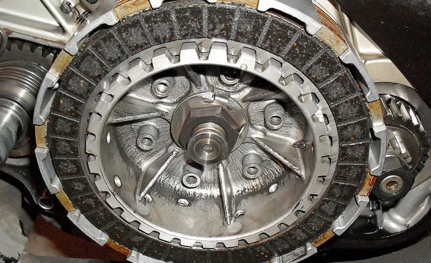 Co to jest mokre sprzęgło i dlaczego warto je znać w automatycznych skrzyniach Co to jest mokre sprzęgło i dlaczego warto je znać w automatycznych skrzyniach
