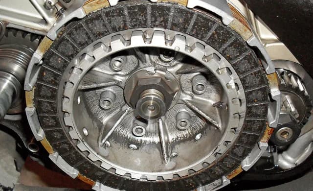 Co to jest mokre sprzęgło i dlaczego warto je znać w automatycznych skrzyniach Co to jest mokre sprzęgło i dlaczego warto je znać w automatycznych skrzyniach