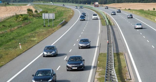Wyprzedzanie prawym pasem na autostradzie – kiedy jest dozwolone i zabronione? Wyprzedzanie prawym pasem na autostradzie – kiedy jest dozwolone i zabronione?