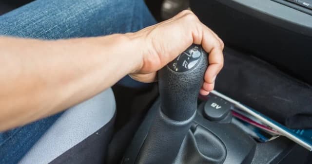 Jak puszczać sprzęgło żeby nie szarpało - uniknij nieprzyjemnych sytuacji Jak puszczać sprzęgło żeby nie szarpało - uniknij nieprzyjemnych sytuacji