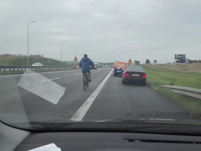 Czy można jechać rowerem po autostradzie? W Polsce to zabronione! Czy można jechać rowerem po autostradzie? W Polsce to zabronione!